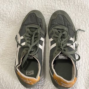 Men’s lightly used tennis shoes. Gray in color.